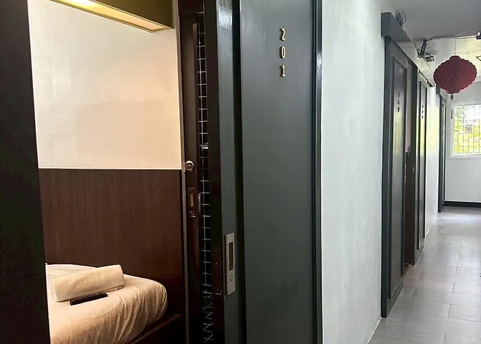 Four Sisters Hostel *