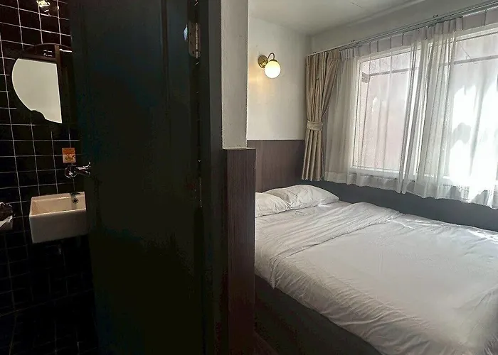 Four Sisters Hostel *